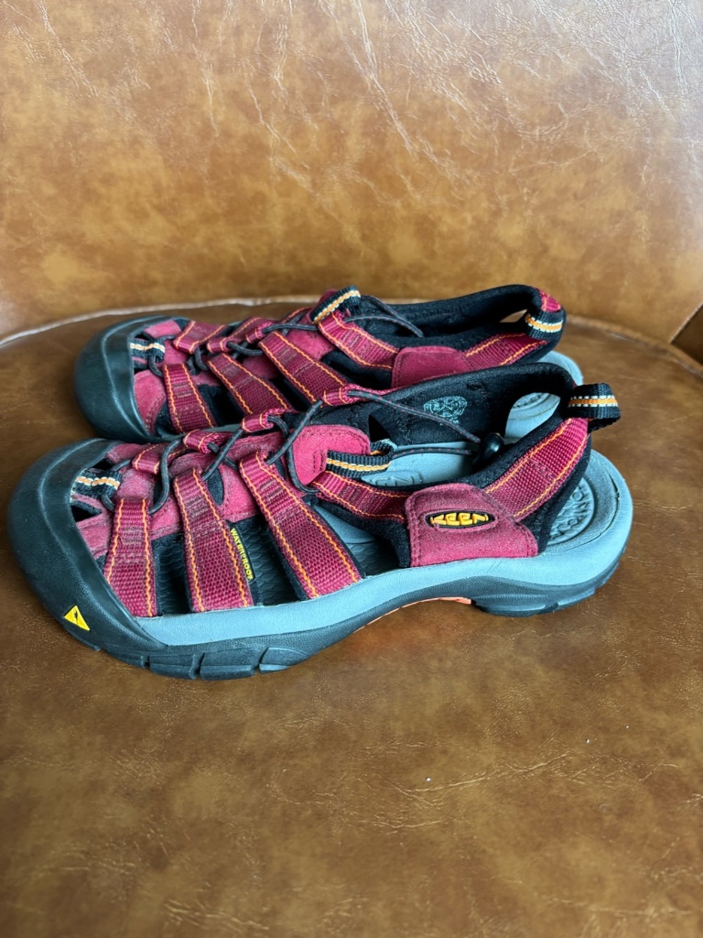 KEEN Newport H2 Outdoor Hiking Sport Water Sandals Red Black Closed Toe US 6 - Picture 4 of 6